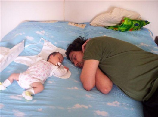Tata i beba spavaju