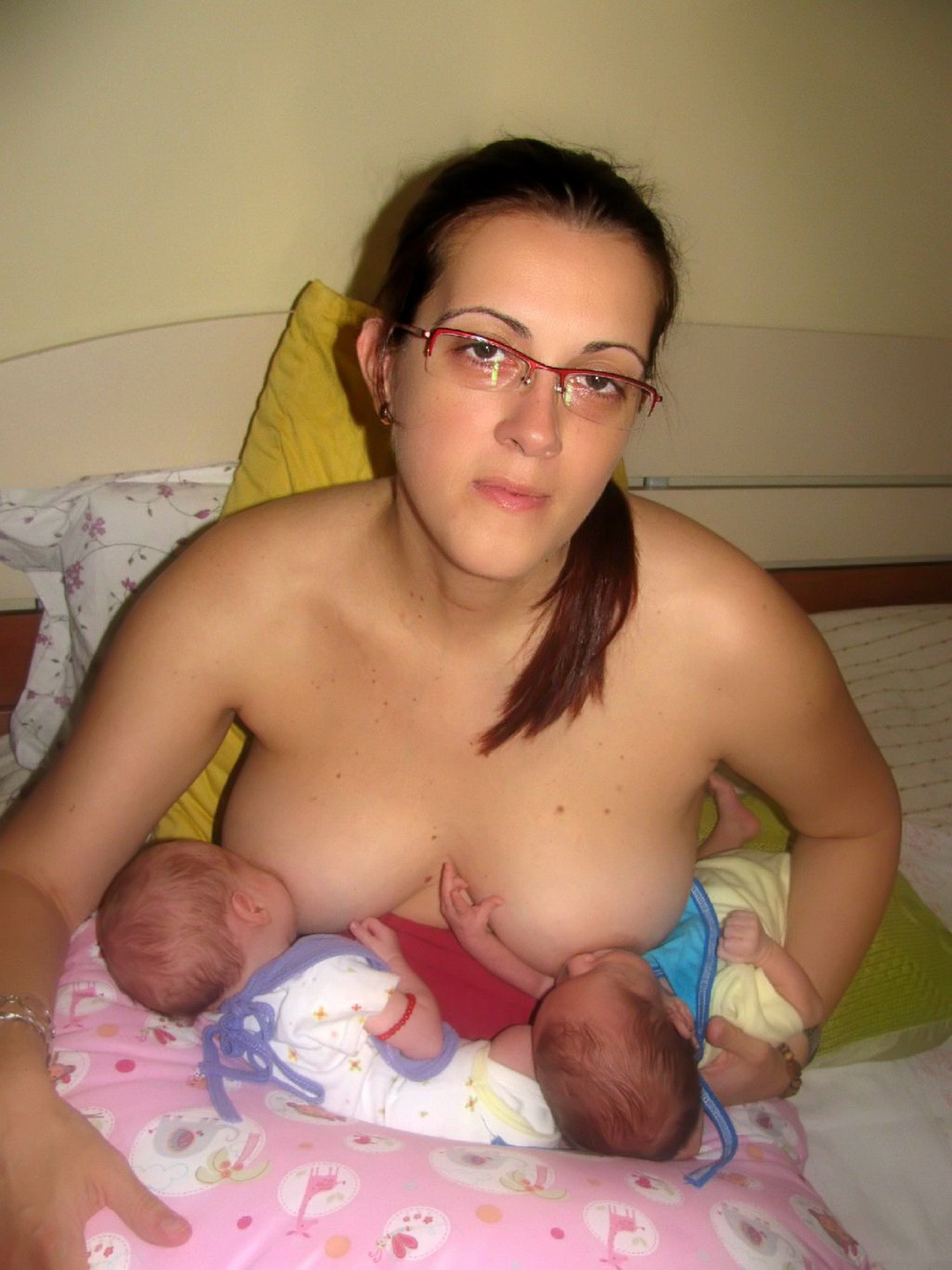  Fotografija 5: mama Ljiljana Virić sa blizancima