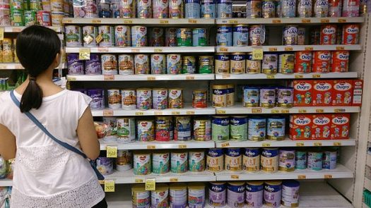Woman_shopping_for_infant_formula_in_a_supermarket,_Singapore_-_20131102 (1)